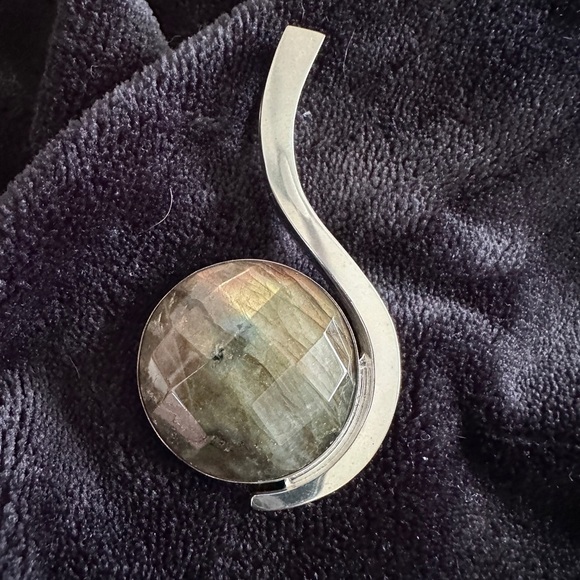 Modern Labradorite Pendant set in Sterling Silver by Jay King - Picture 3 of 9